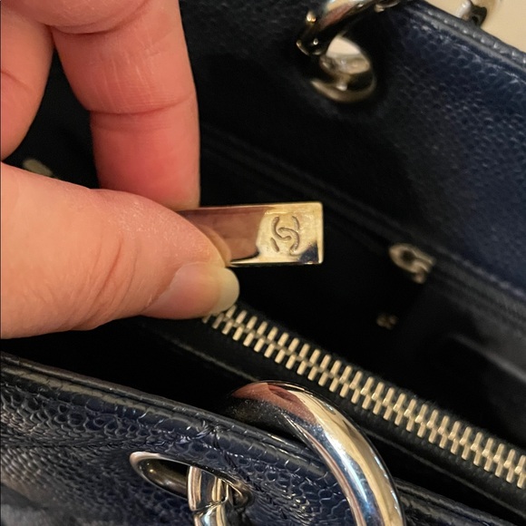 CHANEL Navy Quilted Leather Grand Shopping Tote with Interlocking CC - Picture 13 of 15